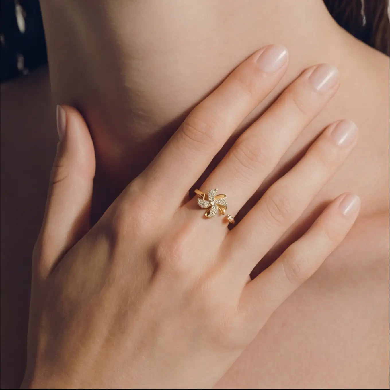 Model wearing Lunela Attimo gold pavé pinwheel calm spinner ring on hand