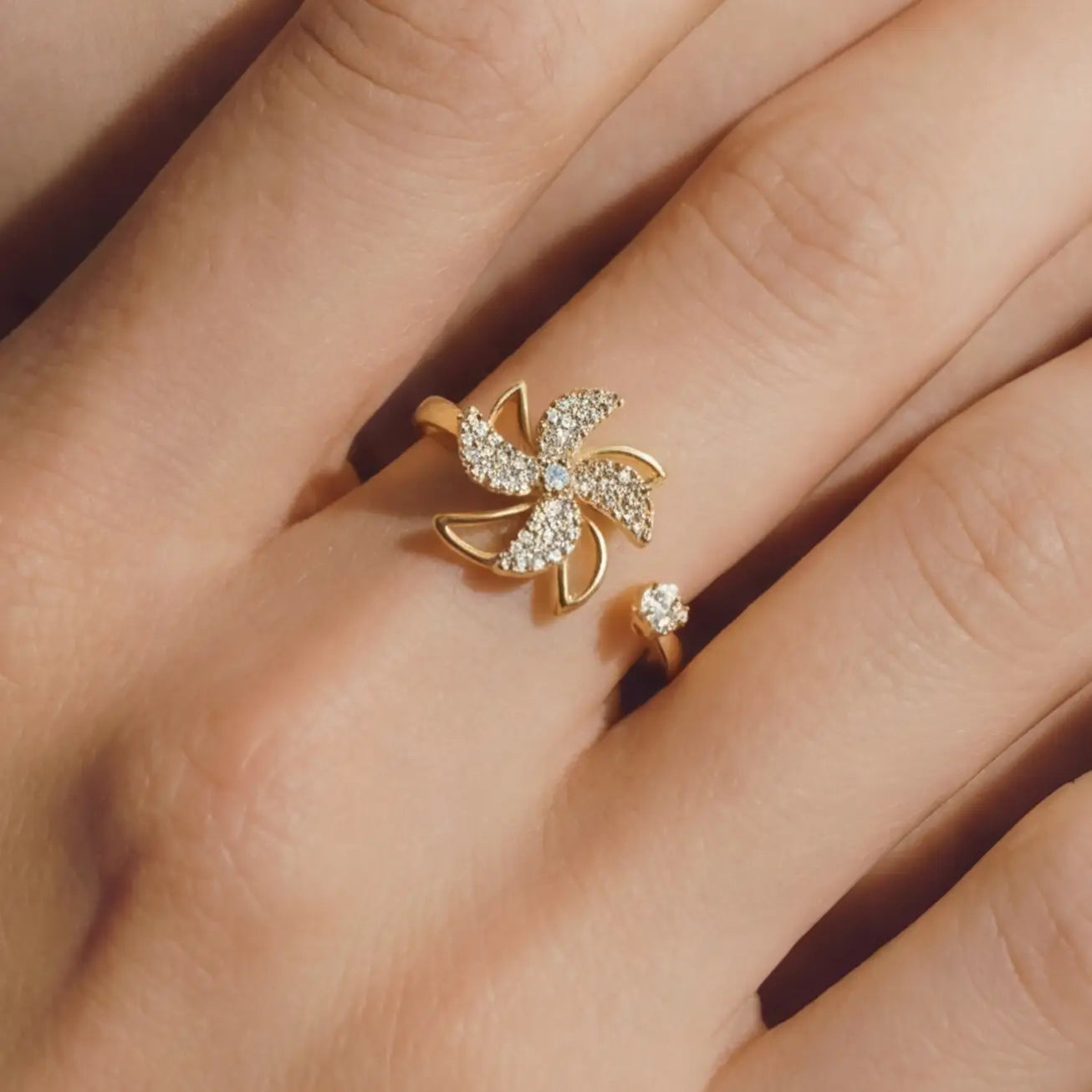 Model wearing Lunela Attimo silver pavé pinwheel calm spinner ring on hand