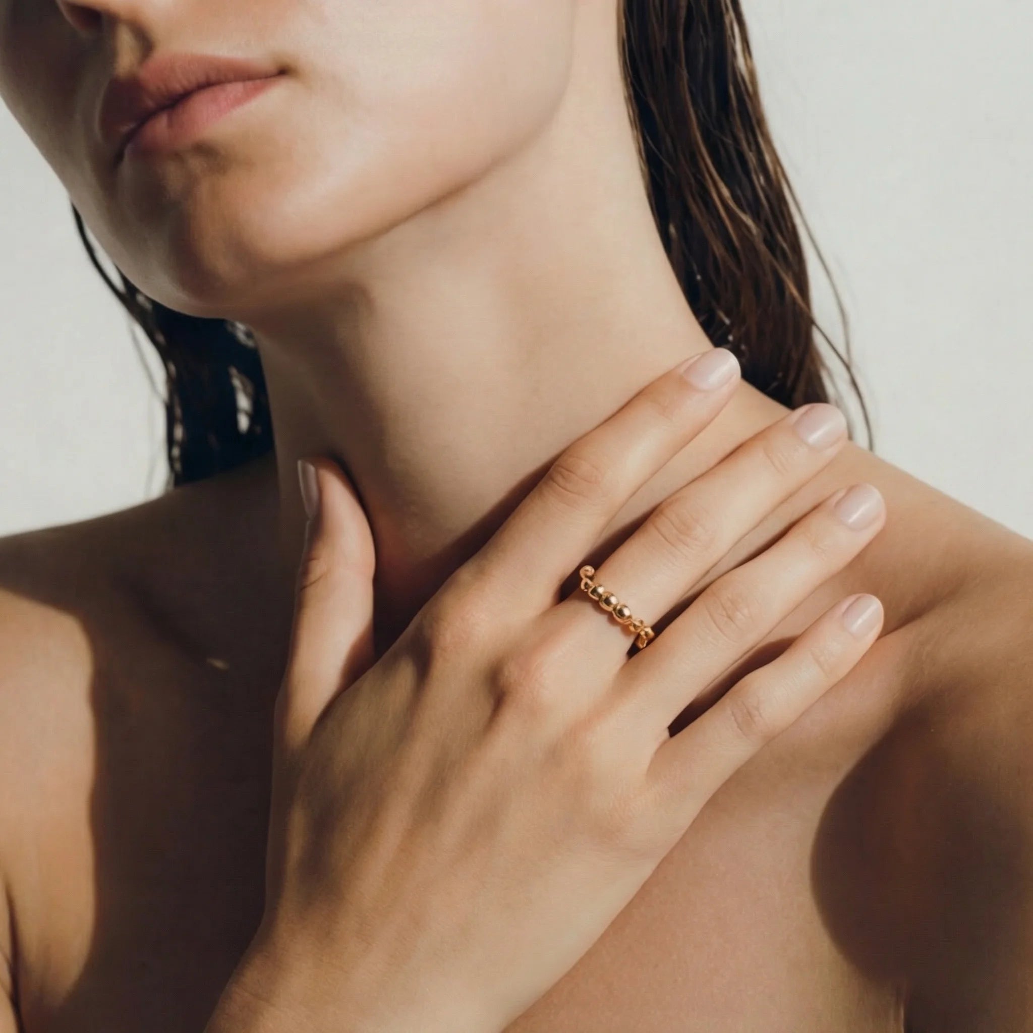 Gold LUNÉLA Centro spinner ring worn on a woman’s hand for calm focus and anxiety relief.