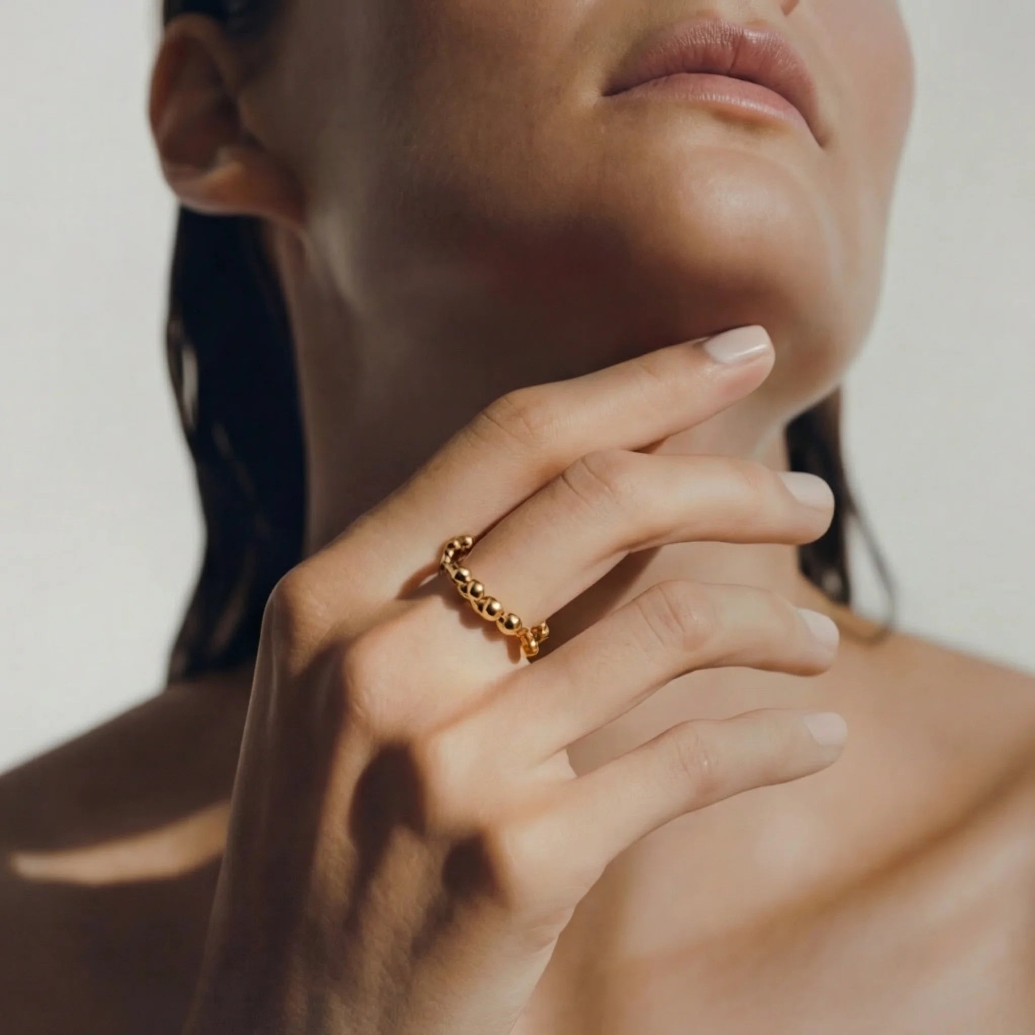 Gold LUNÉLA Centro spinner ring worn on a woman’s hand, designed for anxiety relief and everyday calm.